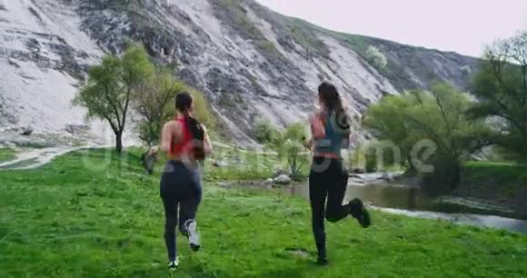 两个身体健康的女人一起在大自然中进行锻炼他们互相激励同时吃一些新鲜的东西视频的预览图