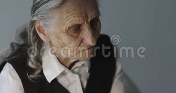 一个皱纹很深的老女人喝咖啡的脸视频的预览图