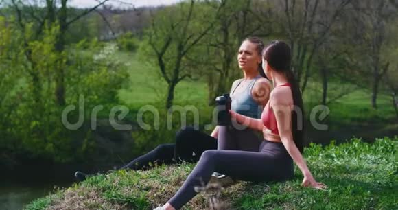 有魅力的两位女士在一个美丽的地方进行了艰苦的自然锻炼后一起享受时光视频的预览图