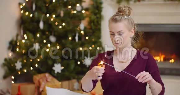 圣诞期间点燃家庭火花的女人视频的预览图