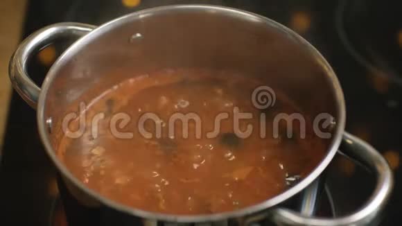 人们在炉子上的一个锅里煮俄罗斯传统汤库存录像俄罗斯苏卡汤视频的预览图