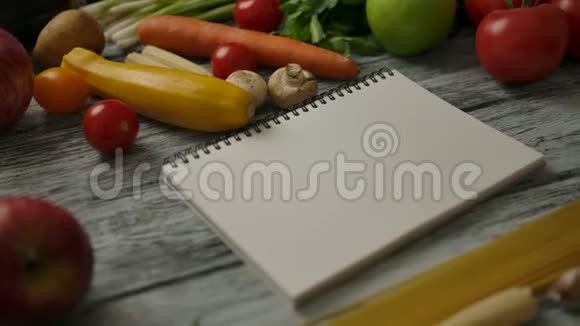 靠近烹饪原料的空白笔记本视频的预览图