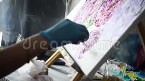 特写专业艺术家在画布上用调色板刀画油画库存录像美丽的油画视频的预览图