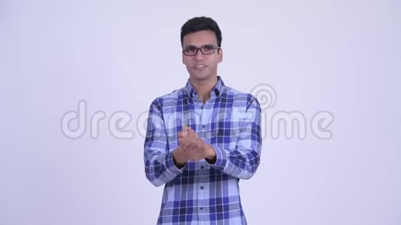 快乐年轻的印度时髦男人在镜头前聊天视频的预览图