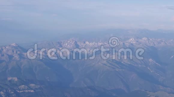 飞越法国国家公园山脉的飞行片段位于法国尼斯附近的东南部夏天没有雪没有雪视频的预览图