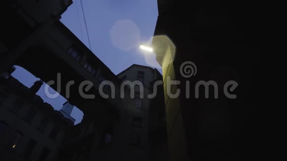 漂亮的带灯笼的住宅楼庭院旅途住宅建筑外墙的底视图视频的预览图