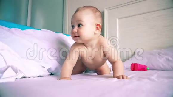 小婴儿在床上爬行视频的预览图