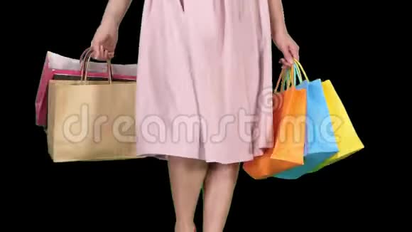 每天购物后年轻女子边走边提着购物袋视频的预览图