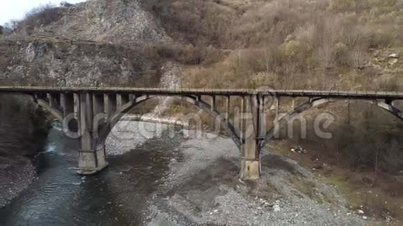 一座废弃的苔藓桥在几乎干涸的河流上的空中生态问题和气候变化的概念视频的预览图
