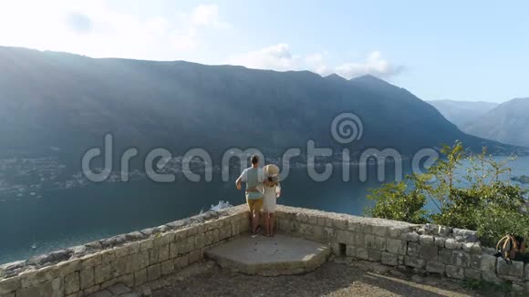 一对夫妇站在Kotor老堡垒边缘的鸟瞰图视频的预览图