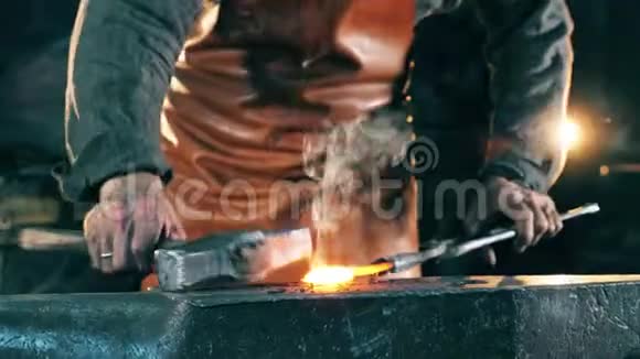 伪造者用金属锤击烫刀车间铁匠锻铁视频的预览图