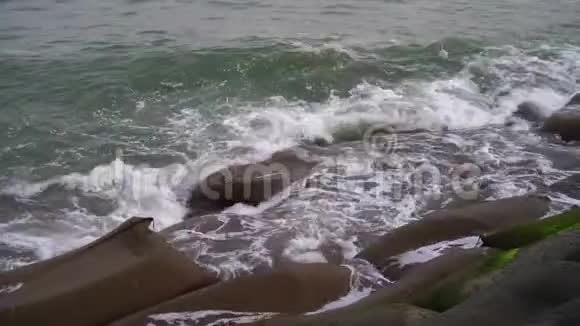 早晨沿海海浪海水视频的预览图