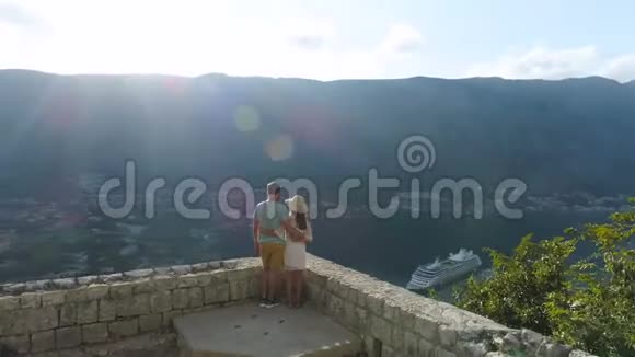 一对夫妇站在Kotor老堡垒边缘的鸟瞰图视频的预览图