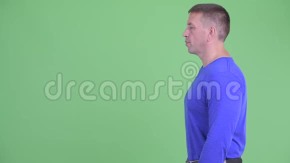 两臂交叉的男子气概成熟男人的轮廓视频的预览图