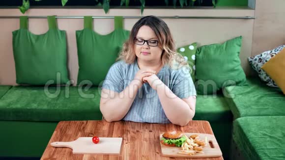 自信节食的胖女人在健康和不健康的食物之间选择卡路里的肖像视频的预览图