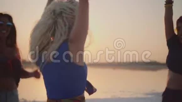 日落时分湖边年轻的跳舞女孩视频的预览图