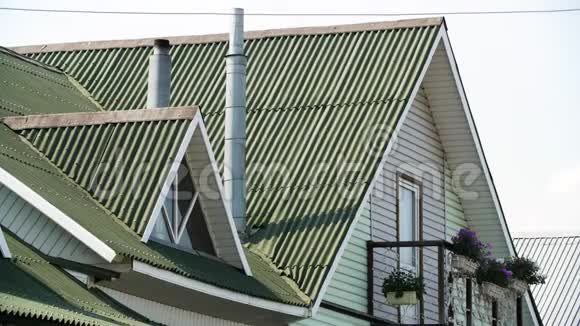 灰天青瓦现代屋顶屋面材料与建筑施工视频的预览图