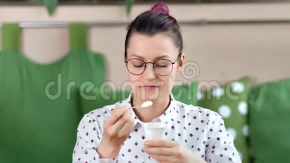 可爱的快乐女孩吃奶甜点放松享受健康的生活方式视频的预览图