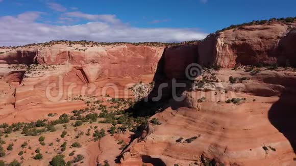 沙漠中橙光石单体附近的大规模岩石形成视频的预览图