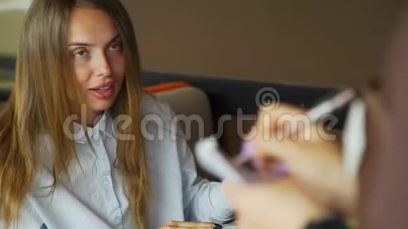 在餐馆点菜的年轻女子视频的预览图