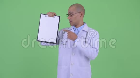 快乐秃顶多民族医生展示剪贴板竖起大拇指视频的预览图