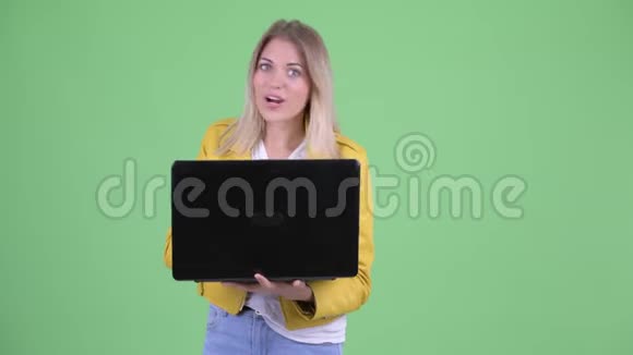 快乐的年轻叛逆的金发女人在说手提电脑视频的预览图