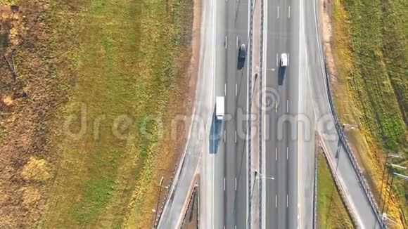 汽车在绿色的田野上行驶着白色的道路标记视频的预览图