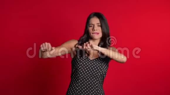 漂亮的拉丁女孩穿着红色背景的裙子微笑着跳舞心情很好幸福党性观念视频的预览图