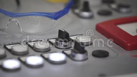 远程控制现代铝挤压生产线工厂铝窗制造视频的预览图