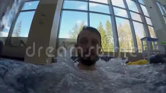 有胡子的家伙在游泳池里泡着泡泡视频的预览图