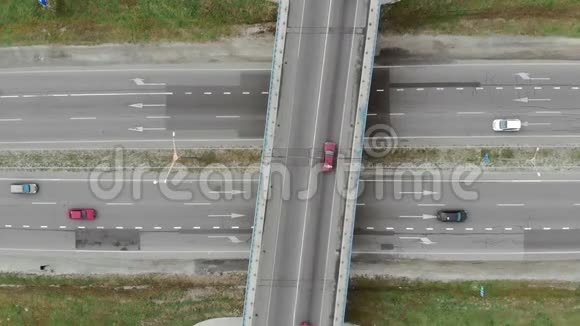 鸟瞰顶部道路和道路交叉口从环路进入城市汽车在路上行驶视频的预览图