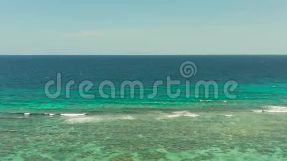 海从岸上观赏蓝海的水平背景全景海平线和明亮的蓝天视频的预览图