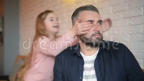 父亲天幸福的家庭女儿拥抱爸爸在假期笑她从后面遮住了他的眼睛他们有很多视频的预览图