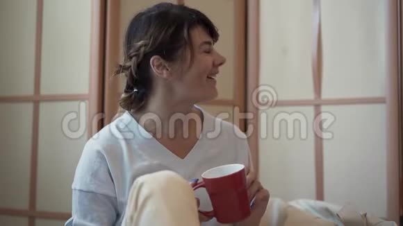 优雅衣着考究成熟的女士喝茶或咖啡并与朋友交谈的肖像女人在家放松视频的预览图