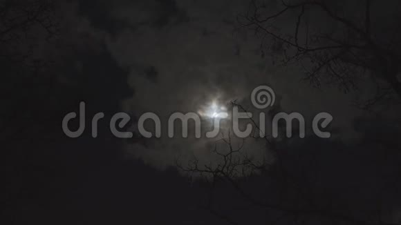 满月对多云的夜空视频的预览图