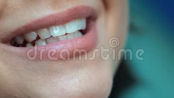 有着洁白完美牙齿的女人微笑着靠近视频的预览图