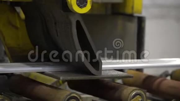 在制造中用机器人圆锯关闭切割铝型材铝合金门窗视频的预览图