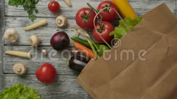 蔬菜落在纸袋上里面有食品杂货视频的预览图