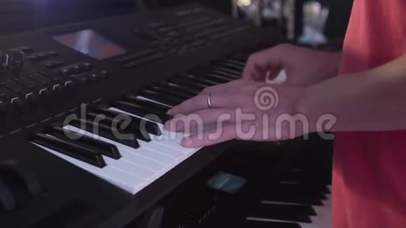 男性音乐家的手在综合演奏男人的手臂独奏音乐或新旋律把钢琴家的手指合上视频的预览图