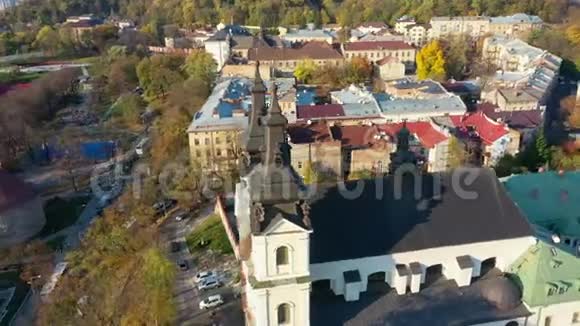 乌克兰利沃夫老城区中部圣米哈伊教堂空中录像视频的预览图