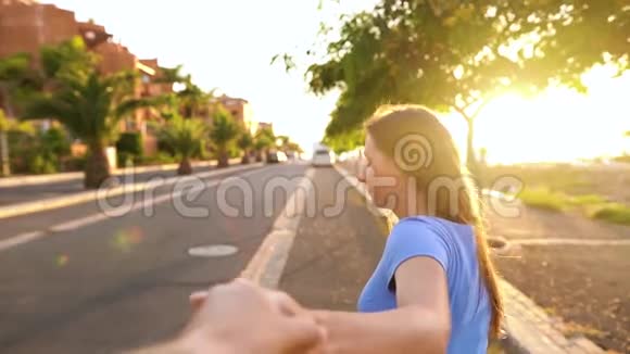 跟着我快乐的年轻女子拉着小伙子手牵着手在阳光明媚的日子里奔跑在不同的地方视频的预览图