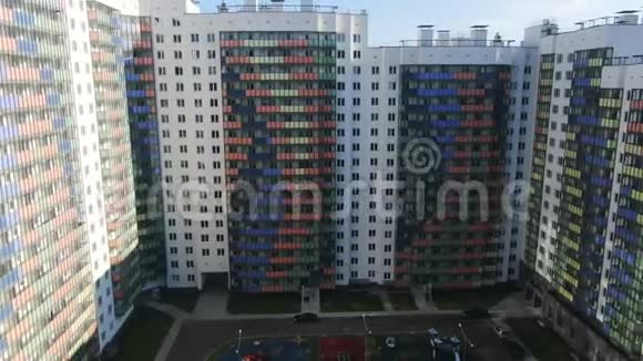 美丽的五彩高楼住宅楼动作大型住宅大厦的鸟瞰图视频的预览图