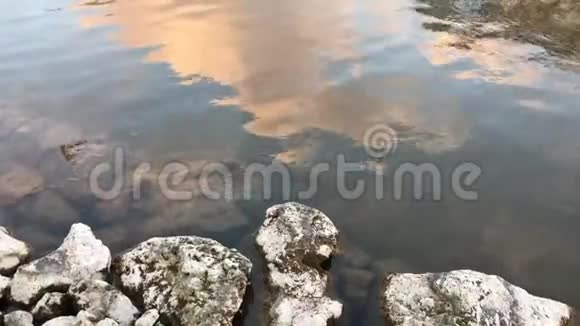 日落时的湖面和岩石视频的预览图