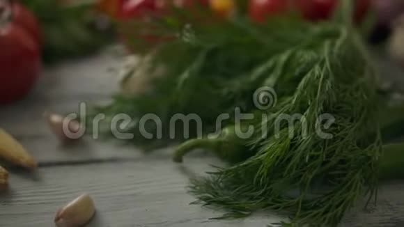 餐桌上鲜亮柑橘附近的成熟蔬菜和草药视频的预览图