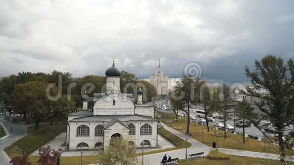 在Zaryadye公园的圣安妮教堂的空中观景台上黑色圆顶和金色十字架映衬着视频的预览图