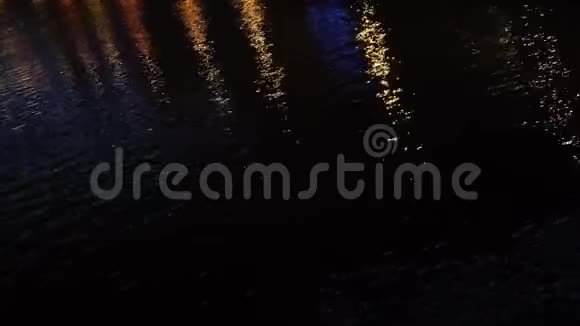 神奇的夜景概念夜间池塘暗水面的特写城市灯光的反射视频的预览图