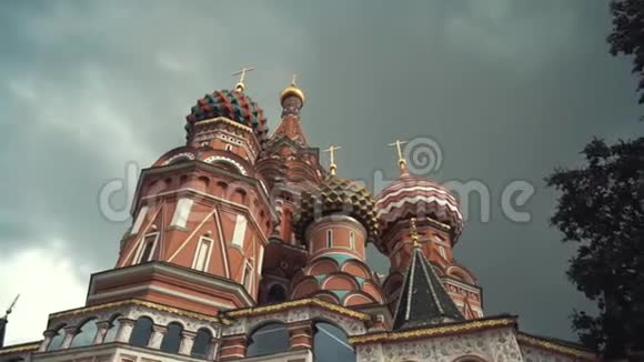 莫斯科俄罗斯2019年8月17日从下面的圣巴西尔大教堂与五颜六色的圆顶和金色视频的预览图
