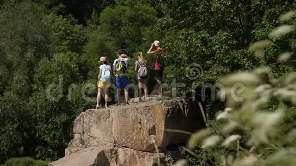 徒步旅行者举起双臂在山顶欢呼视频的预览图