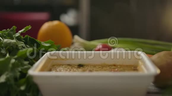 新鲜成熟蔬菜中的热方便面视频的预览图