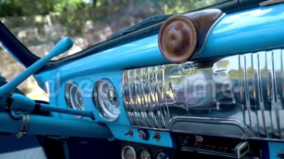 复古车内饰行动漂亮的蓝色复古车设计汽车内部视频的预览图